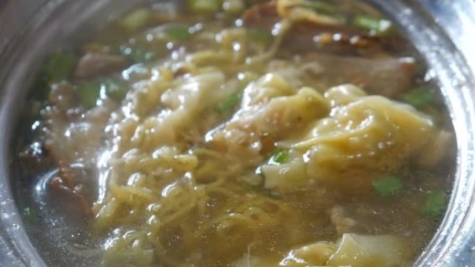 面条和猪肉饺子汤，泰国菜
