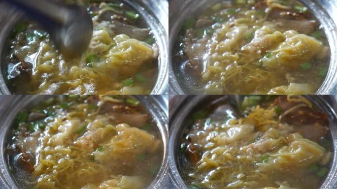 面条和猪肉饺子汤，泰国菜