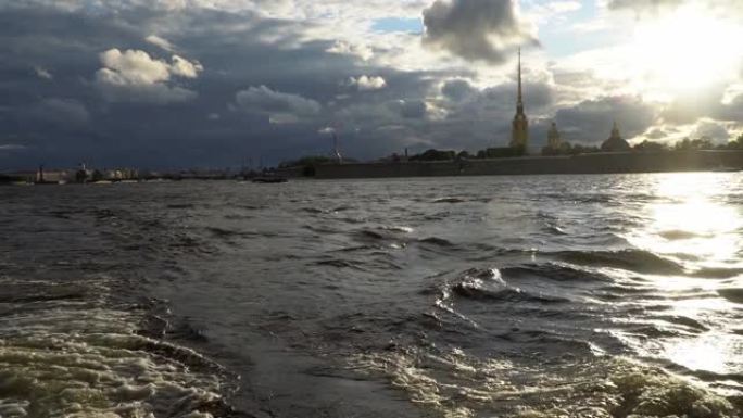 圣彼得堡，从彼得和保罗要塞上的涅瓦河上漂浮的小船上看