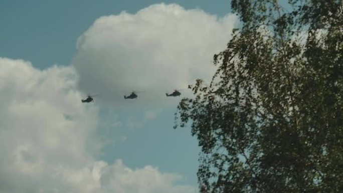 武装直升机在城市上空举行阅兵式。共产主义的概念。武器展览以及朝鲜。示范的力量。武装部队