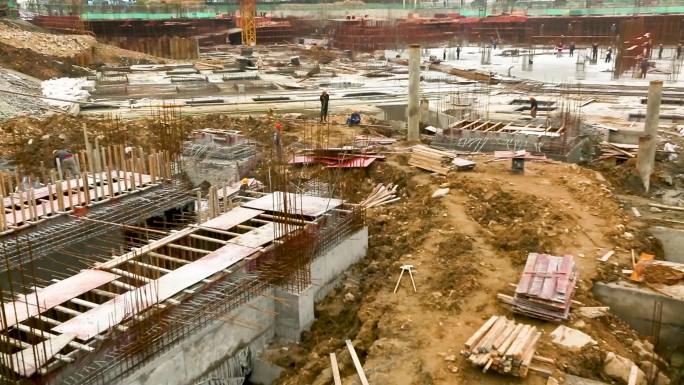 一名工人正在建筑工地工作 两个男人在建筑工地工作  有起重机和推土机的建筑工地