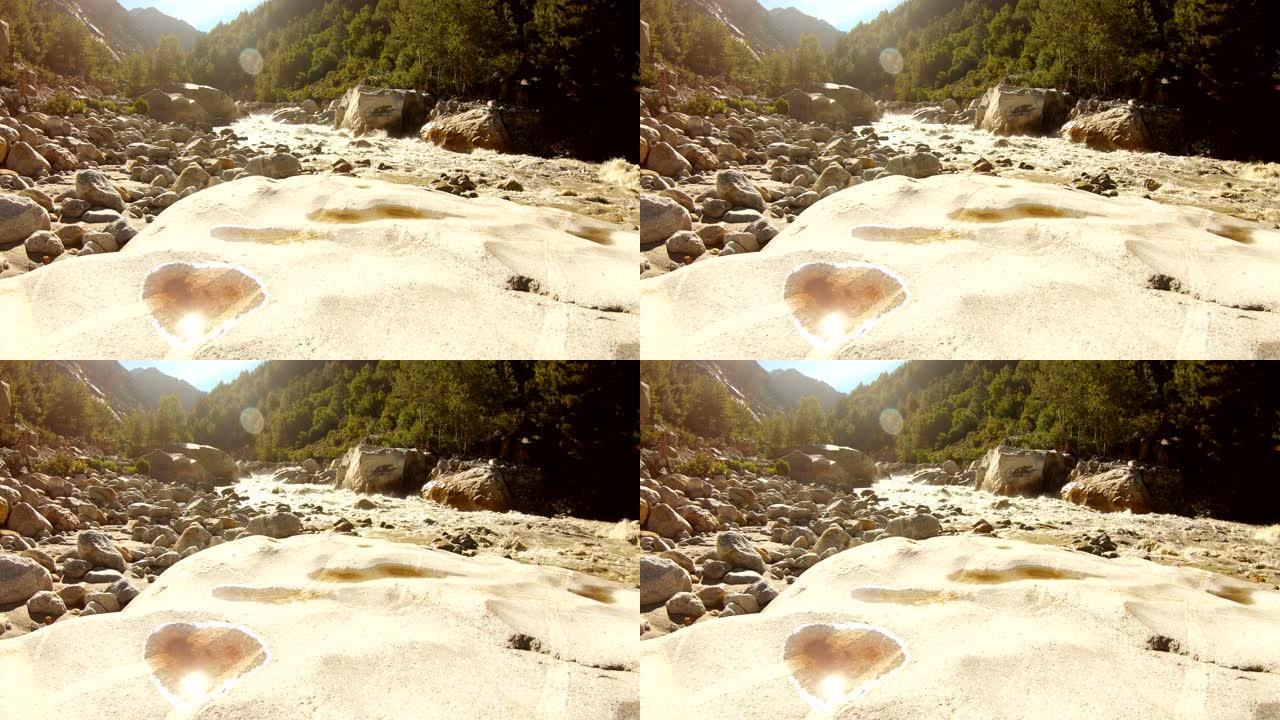 喜玛拉雅山脉中的恒河上游，小水坑中的绿色森林反射着太阳
