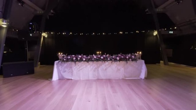 婚礼大厅装饰的内部为客人准备。举行仪式和婚礼的漂亮房间。婚礼概念。豪华时尚婚宴紫色装饰，昂贵的大厅。
