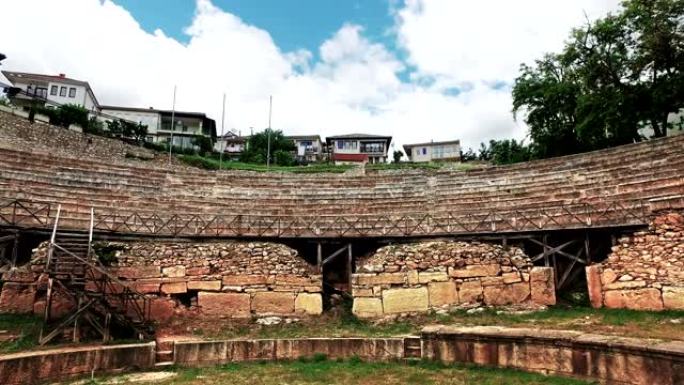 马其顿奥赫里德的旧圆形剧场。奥赫里德夏季音乐节在这里举行，许多世界经典音乐演奏家都在这个水上运动的地
