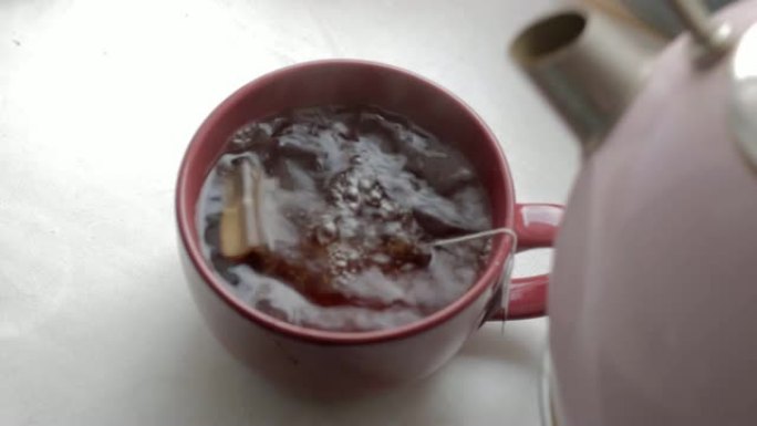 在茶包的红珊瑚杯中冲泡。用水壶里的开水淹没茶