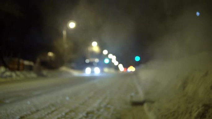 晚上的俄罗斯冬季之路。蒸汽从道路上的下水道炉排出来