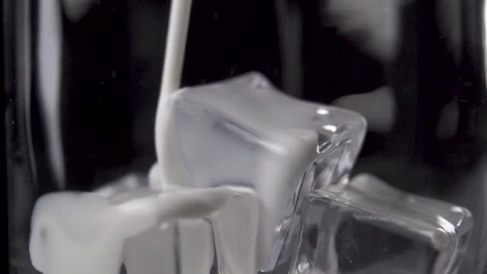 奶昔倒在玻璃杯中的冰块上