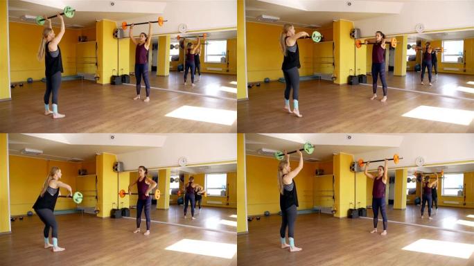 女性在健身房锻炼杠铃深蹲训练