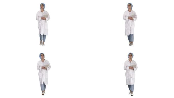 女医生走路拿着平板电脑在白色背景