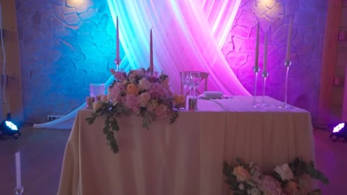 鲜花装饰和粉色灯光的婚礼桌