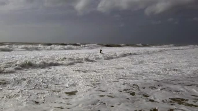强烈的飓风和强烈的泡沫风暴袭击了海王星的雕像废墟