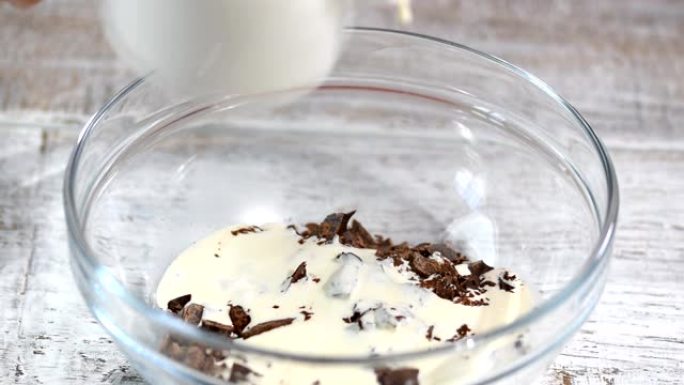 为巧克力蛋糕制作甘纳许。甘纳许是一种由巧克力和奶油制成的酥皮、糖霜、酱汁或馅料。