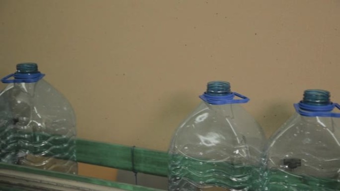 塑料瓶生产线。塑料成型装瓶厂。工厂里塑料瓶的空白
