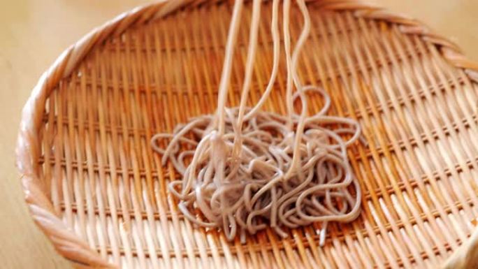 吃传统日本荞麦面的女人
