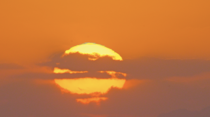 唯美金色海上日出日落海浪拍打海岸慢镜头