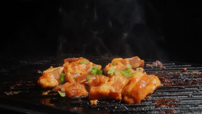 葱洒在猪肚韩式烧烤慢动作