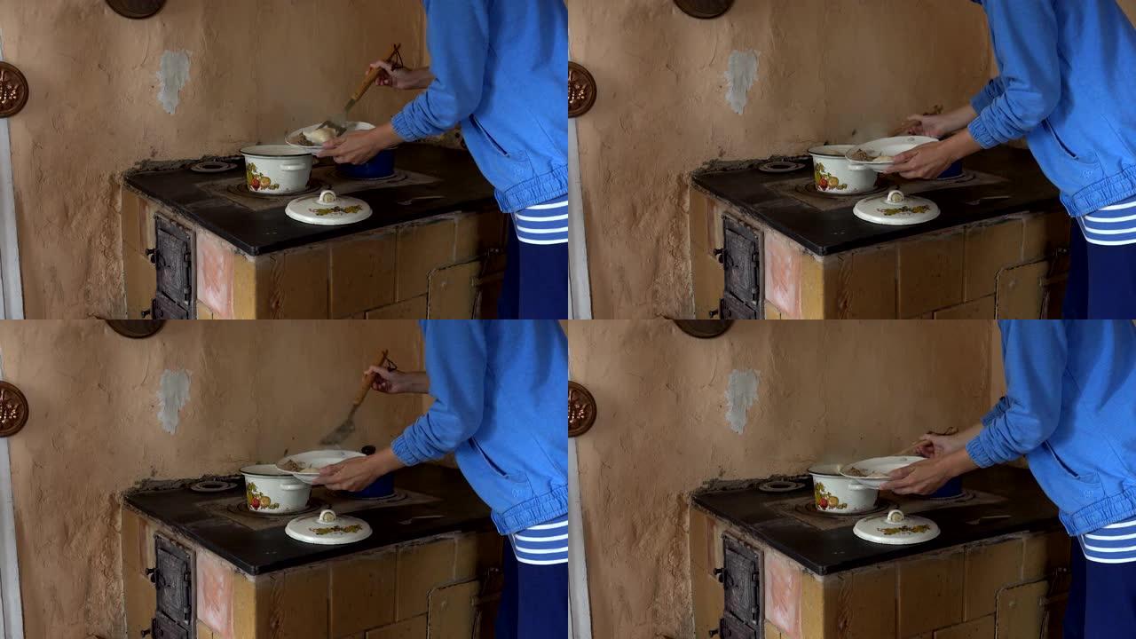 丫头女人在炉子上从沸腾的锅里拿煮熟的饺子。4K