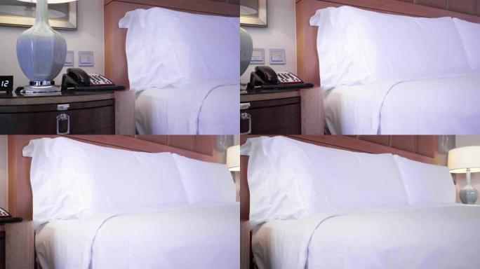 卧室内部床上装饰枕头