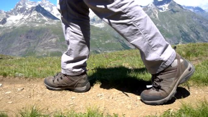 商业徒步旅行靴在山上的徒步旅行视点慢动作