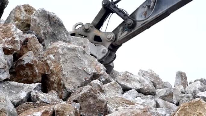 铲车在建筑工地上搬运岩石