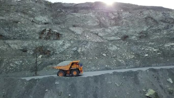 装有粉笔的自卸车在采石场路上行驶。采石场和采矿设备
