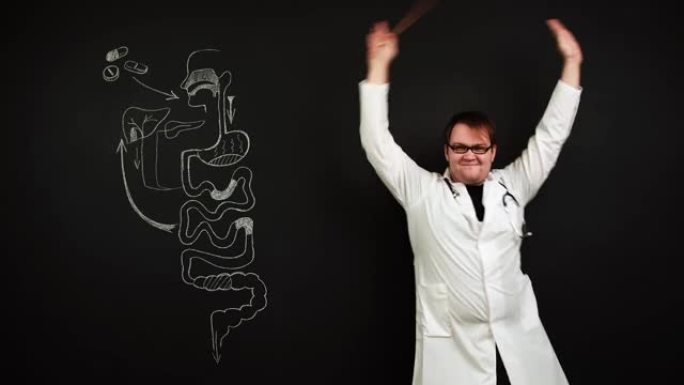 精力充沛的医生在画消化系统的黑板旁边跳舞
