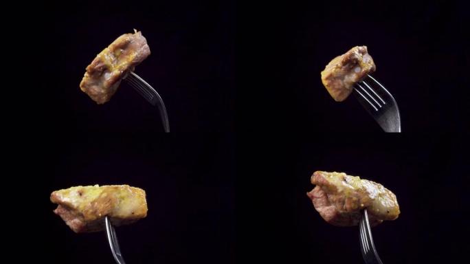 用姜黄炒的猪肉放在叉子上