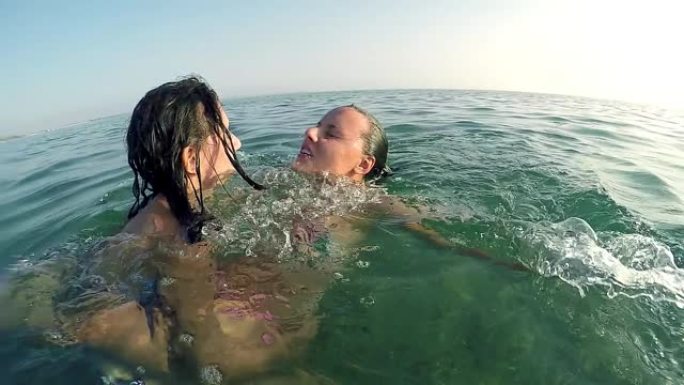 十几岁的女孩在暑假里救妹妹免于溺水，慢动作