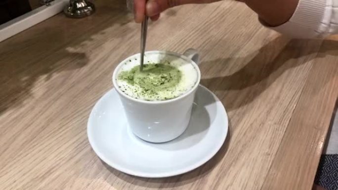 杯子里的绿茶/抹茶拿铁