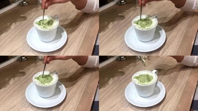 杯子里的绿茶/抹茶拿铁