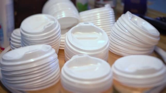 一杯咖啡的塑料盖。咖啡师冲泡咖啡