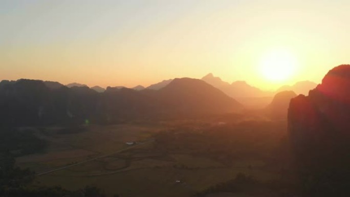空中: 亚洲老挝的万荣背包客旅游目的地。日落