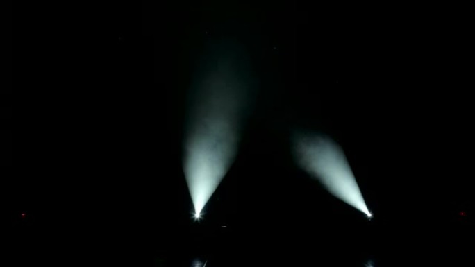 黑暗中的白光在空旷的舞台上。