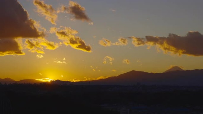 从横滨近郊看黄昏时的山景
横滨是日本城市