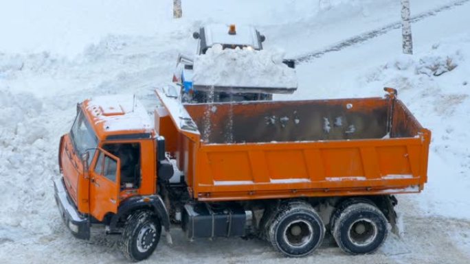 公用事业服务。大雪过后，清除道路。拖拉机和自卸车。