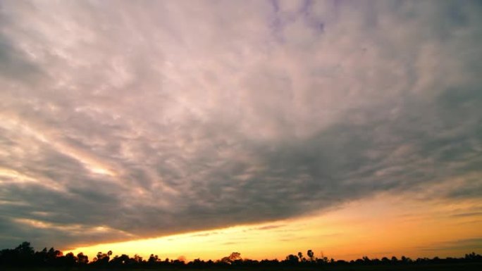 日落时间推移时的移动云