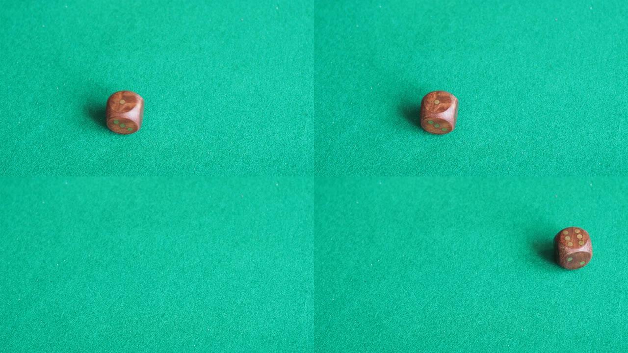 玩家在绿板上两次投掷一个木制骰子