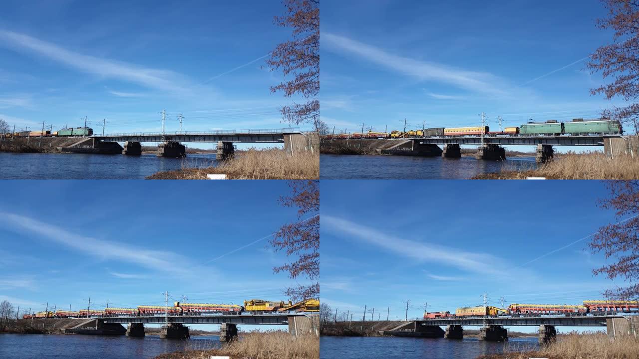 火车通过铁路桥的运动。河上的铁路拱桥。
