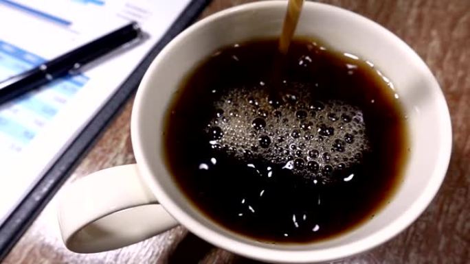 慢动作: 咖啡倒入杯子