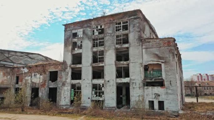 一座废弃工业厂房的鸟瞰图。