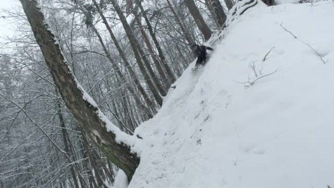 士兵用战术背包滚下积雪覆盖的斜坡