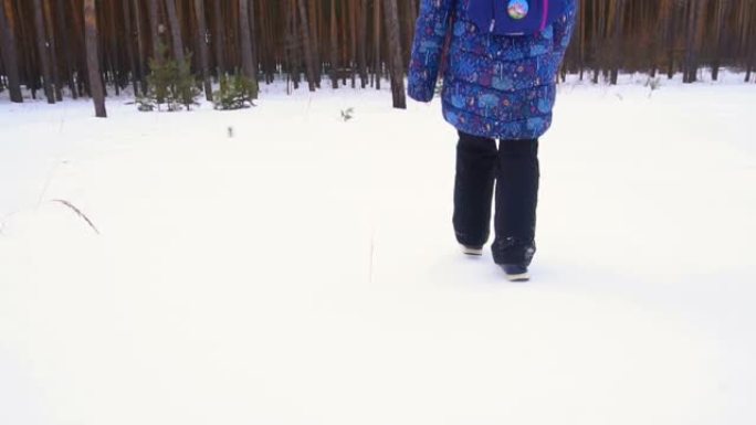 女孩在树林中慢慢走过雪地