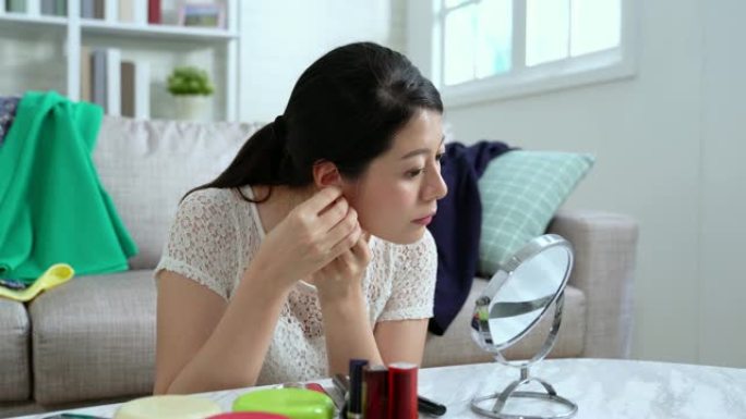 亚洲女性戴上新耳环