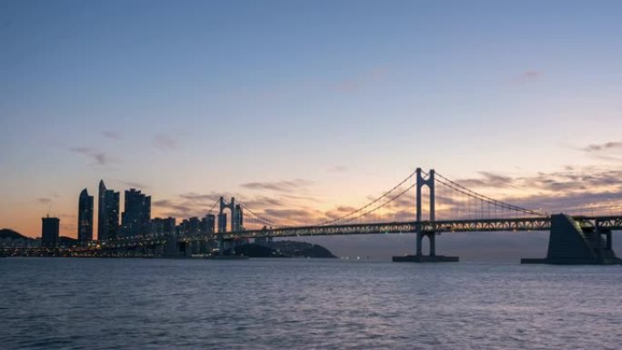 韩国釜山七彩桥夜市景全景，海云台区的市景与高层摩天大楼，现代城市商业区背景