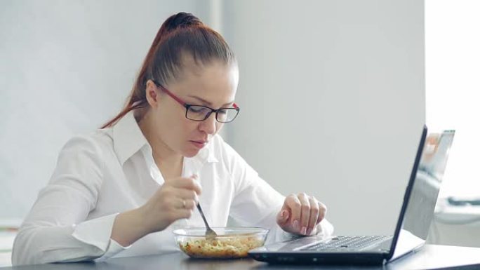 美丽的生活方式女人戴眼镜吃面