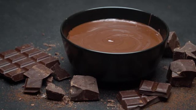 巧克力奶油陶瓷碗或融化的巧克力和巧克力片