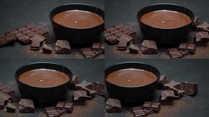 巧克力奶油陶瓷碗或融化的巧克力和巧克力片