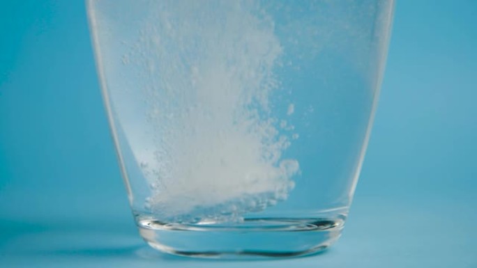 透明玻璃杯水滴安乃近片剂