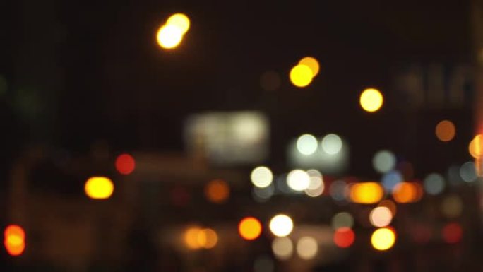 模糊的前灯移动夜大城市的汽车。博克背景