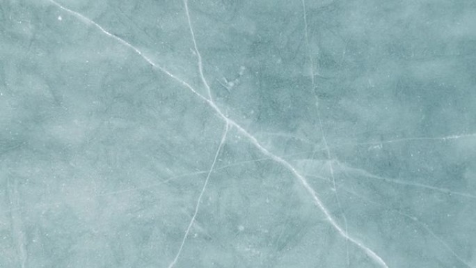 蓝色碎冰特写，自然背景，俯视图。